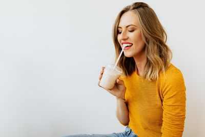 Мужчины более склонны к алкоголю, чем женщины, когда испытывают негативные эмоции